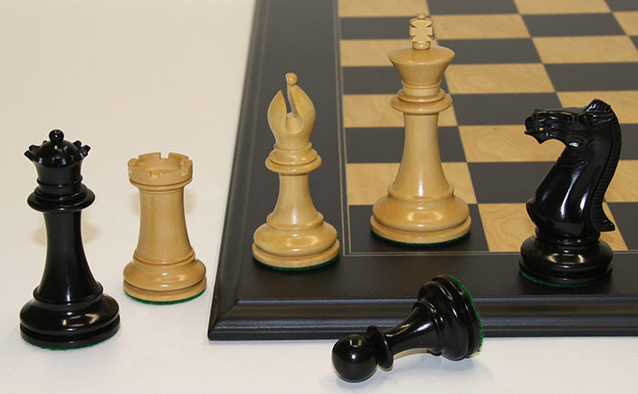 Schachfiguren und Brett Black Vadicator