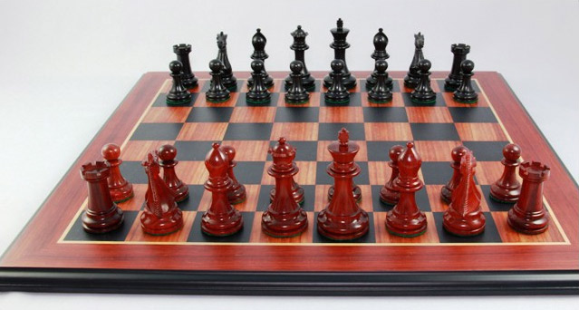 Schachfiguren und Schachbrett: Monocrat Small Classic