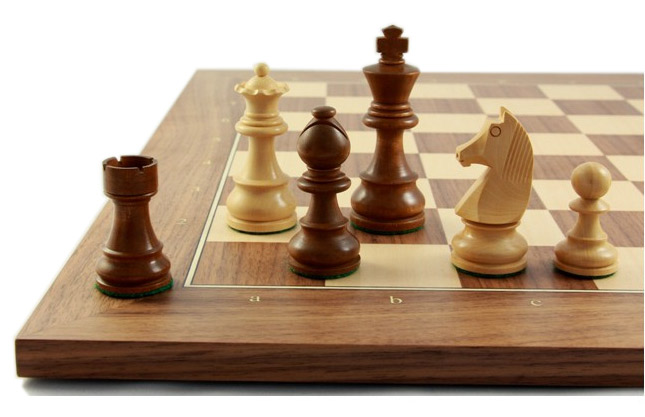 Schachfiguren mit Schachbrett Club70